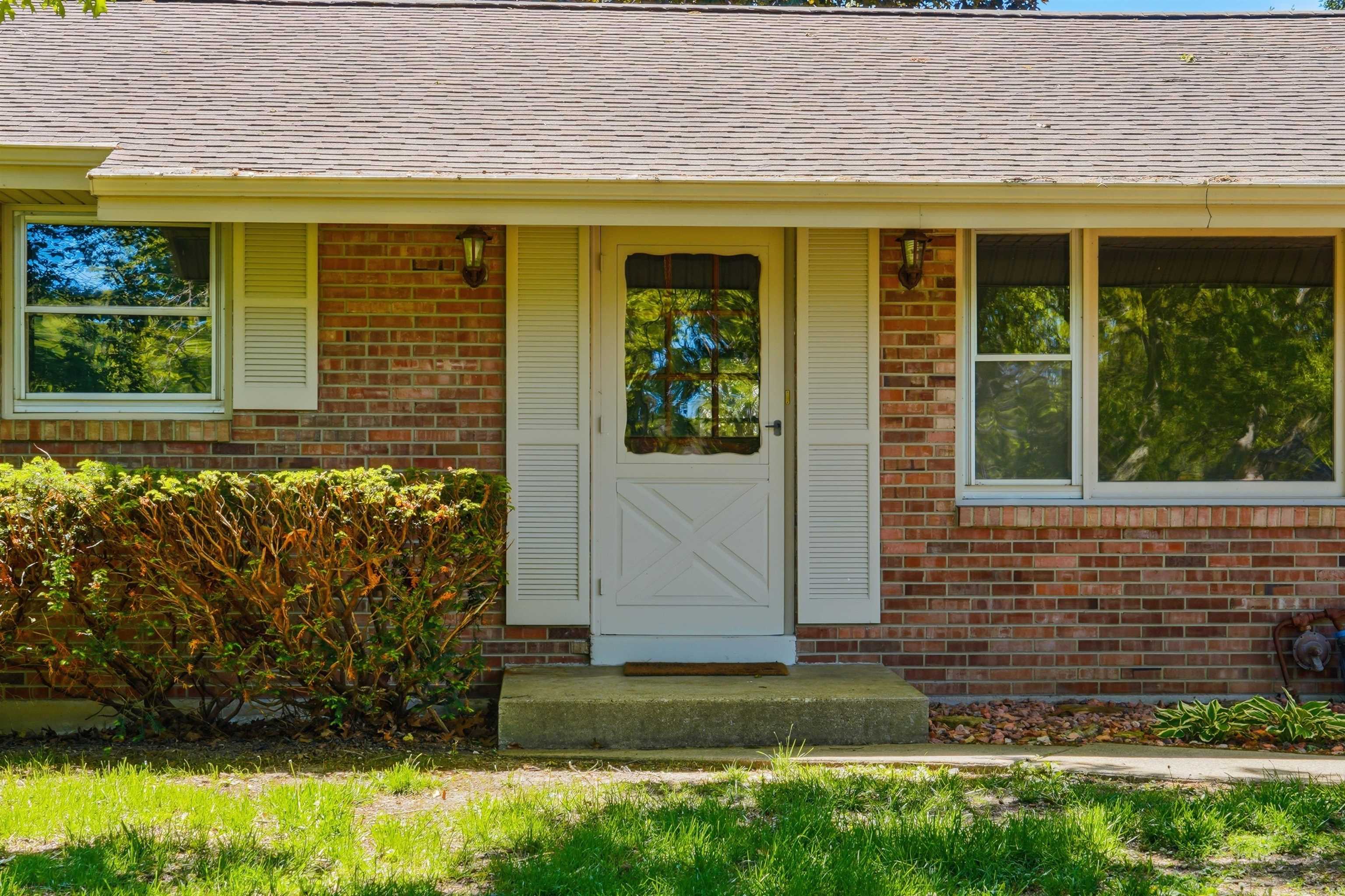 281 W Cartwright