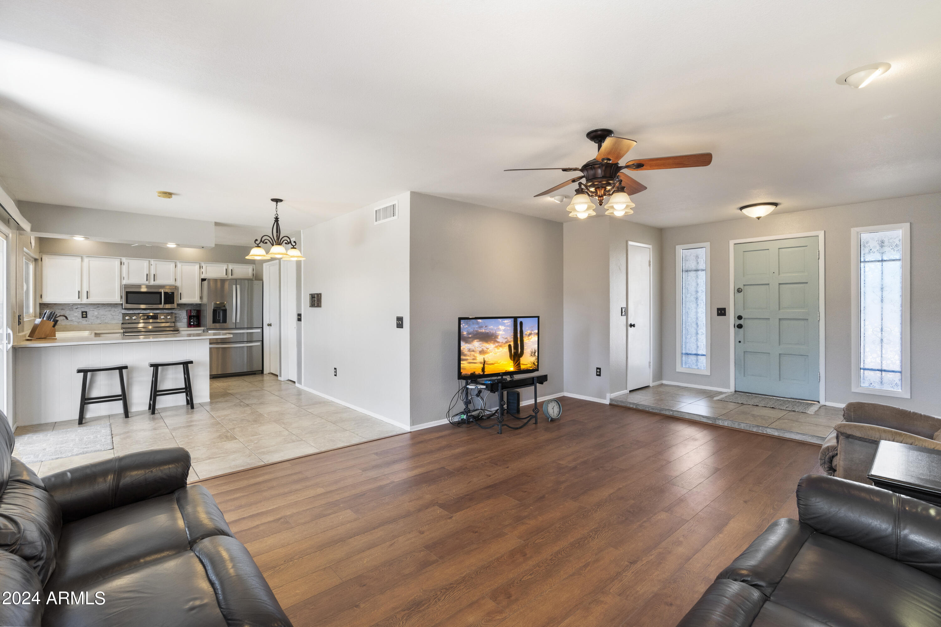 1109 W MANHATTON Drive