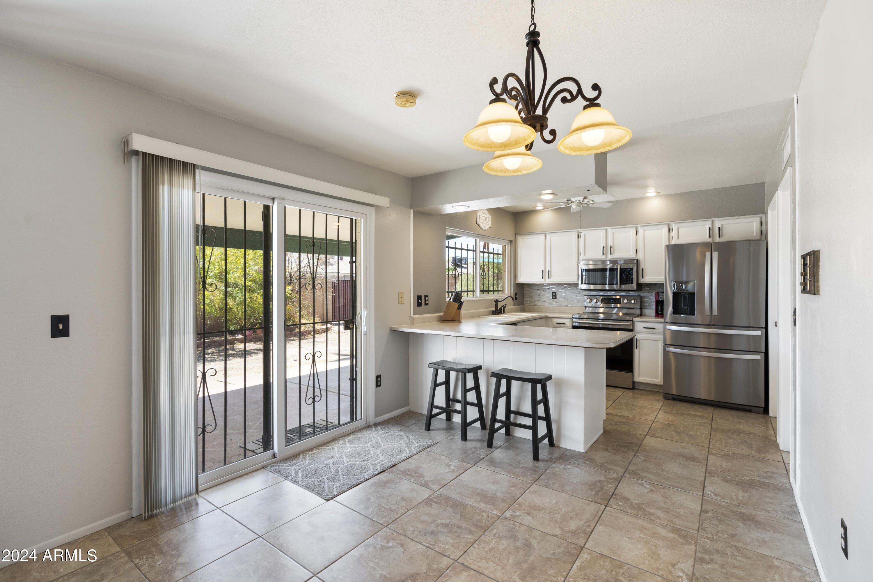 1109 W MANHATTON Drive