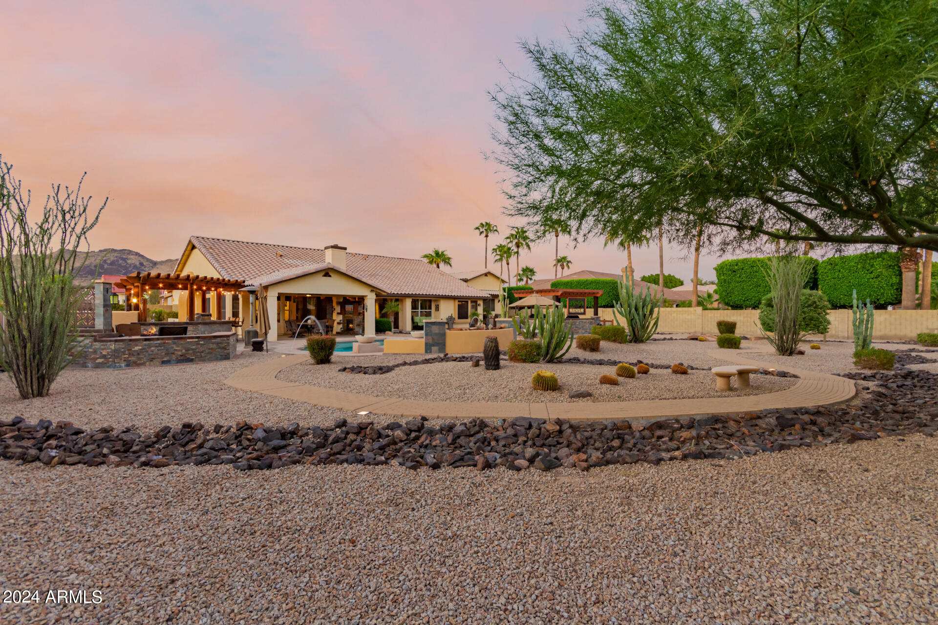 4649 W DESERT HOLLOW Drive