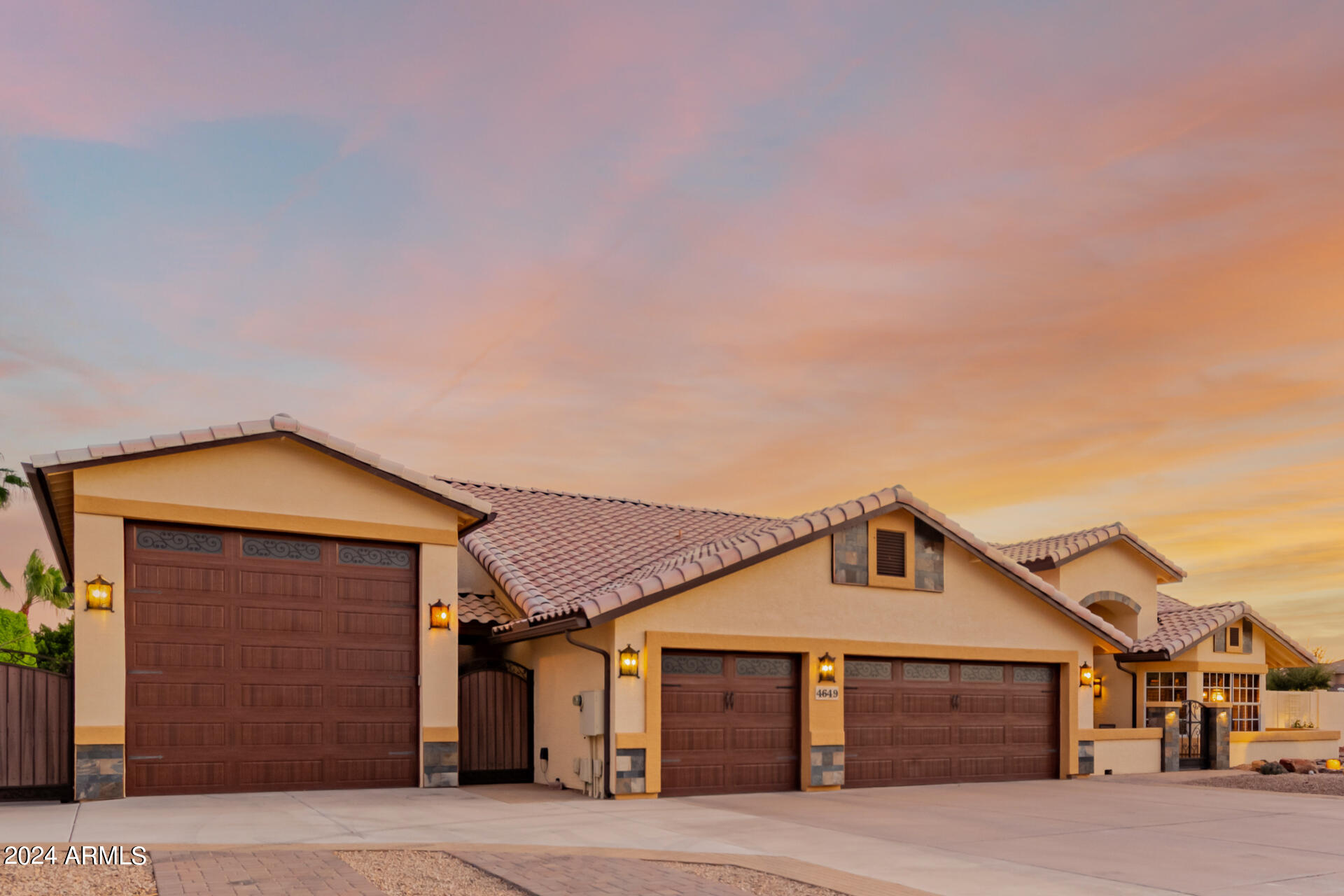 4649 W DESERT HOLLOW Drive