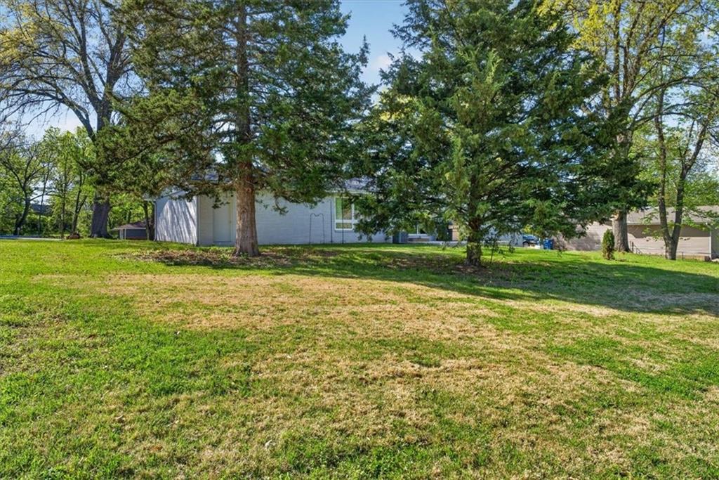 7810 NW Bluegrass Drive