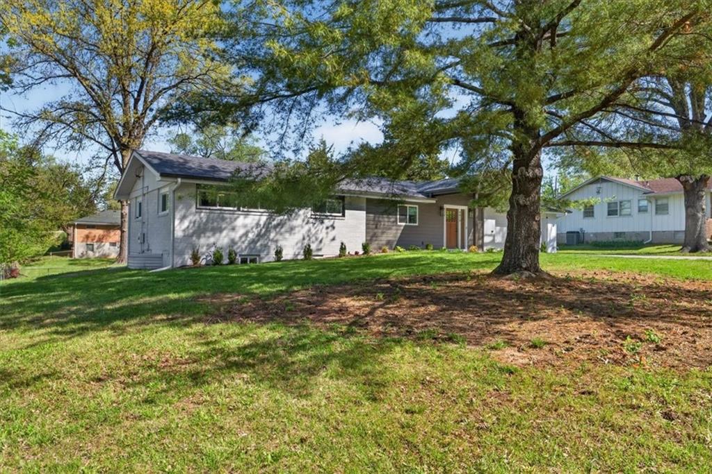 7810 NW Bluegrass Drive