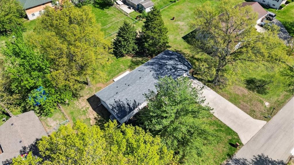 7810 NW Bluegrass Drive