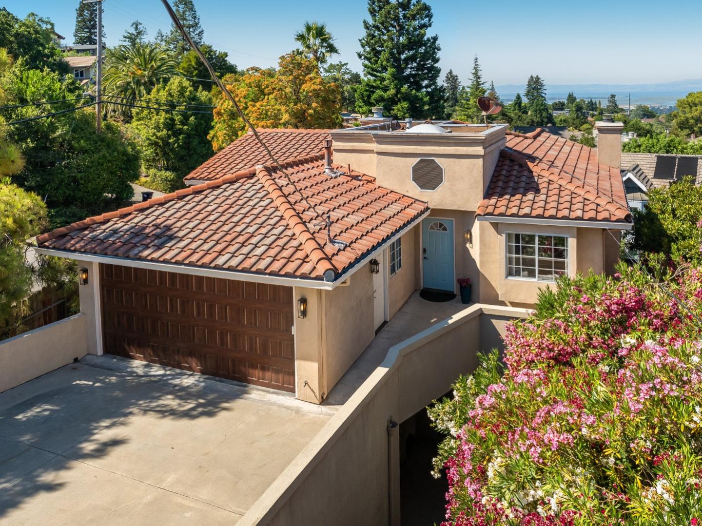 503 Edgecliff WAY