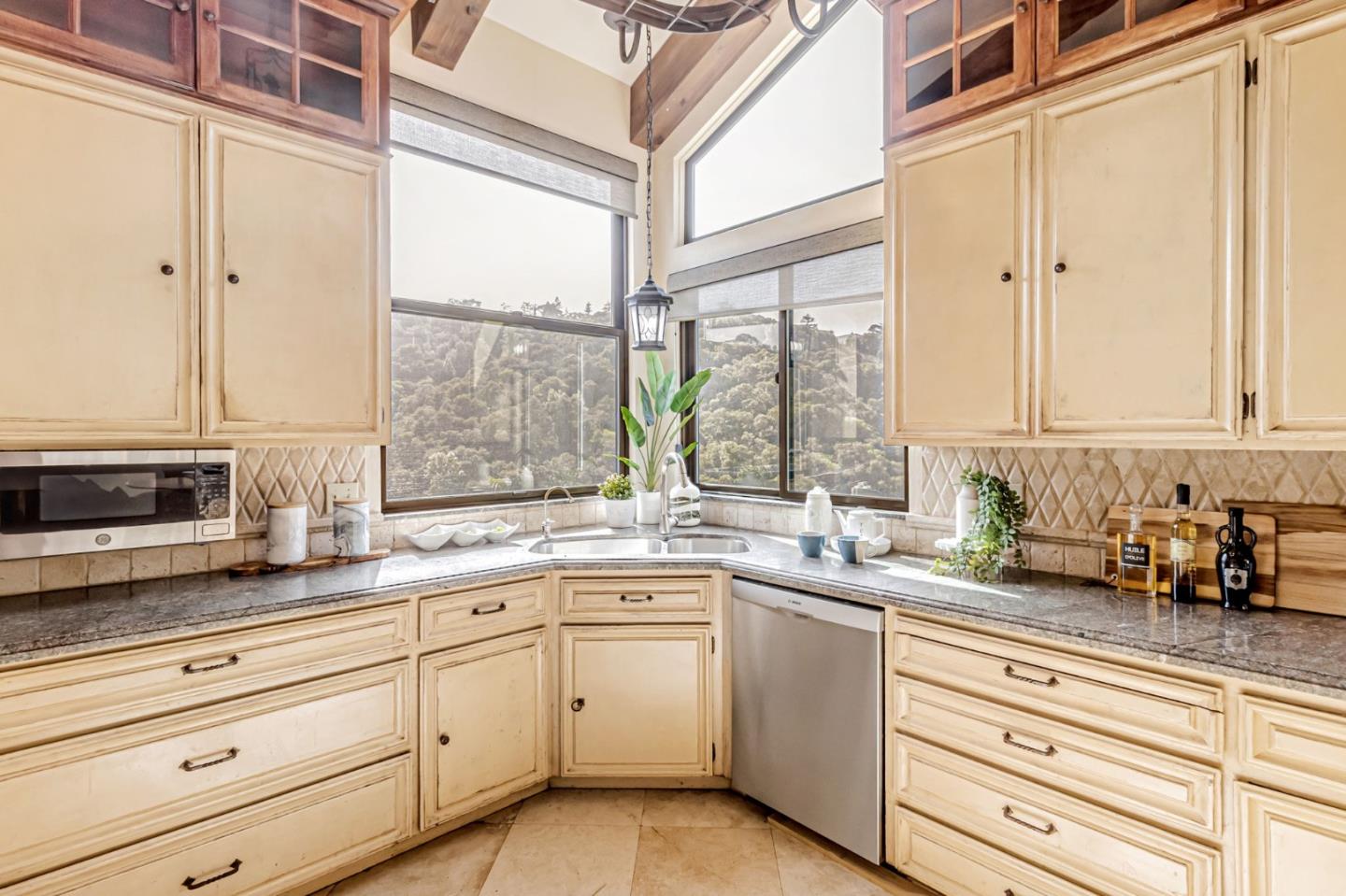 2813 Alhambra DR