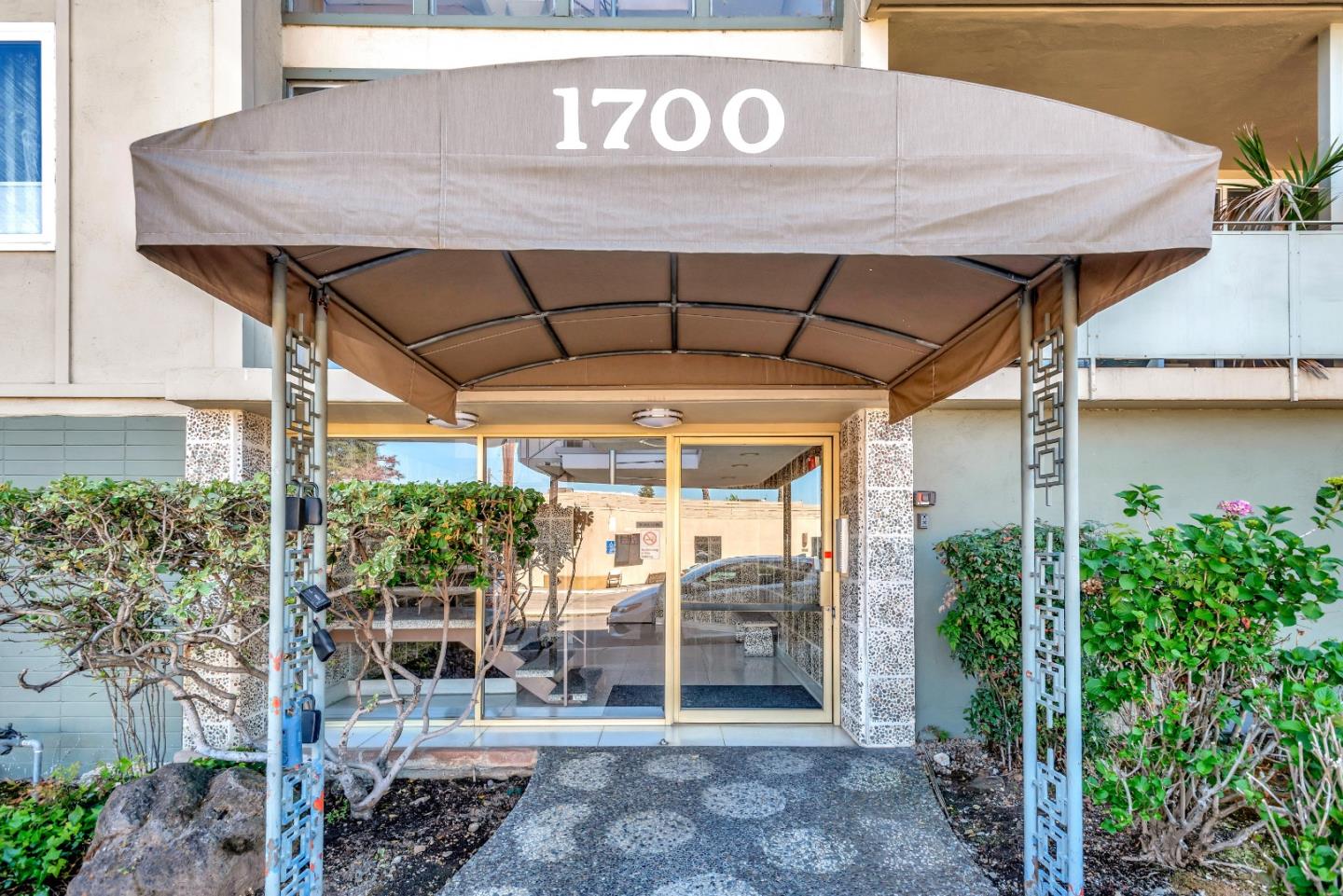 1700 AVE 206