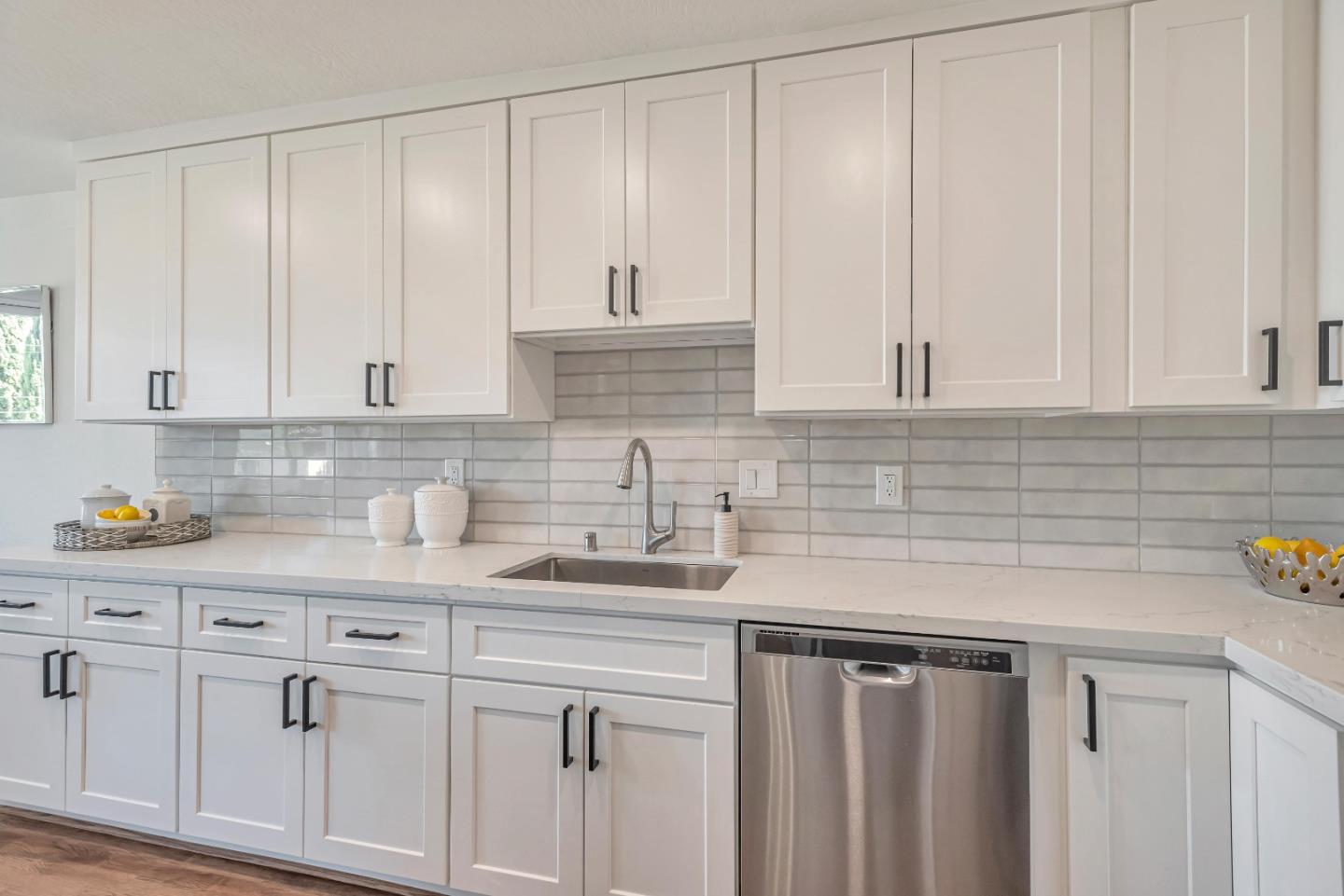 1700 AVE 206