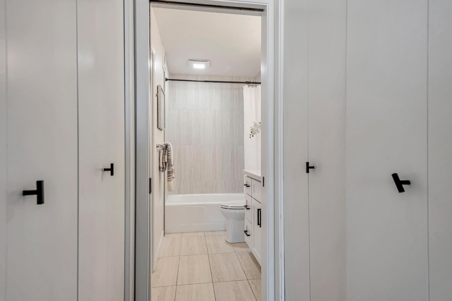 1700 AVE 206
