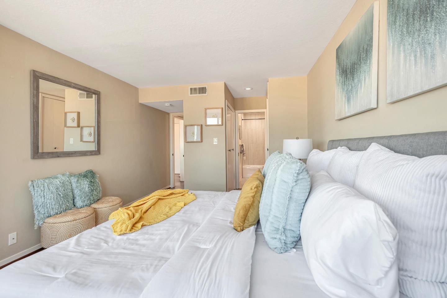 1700 AVE 206