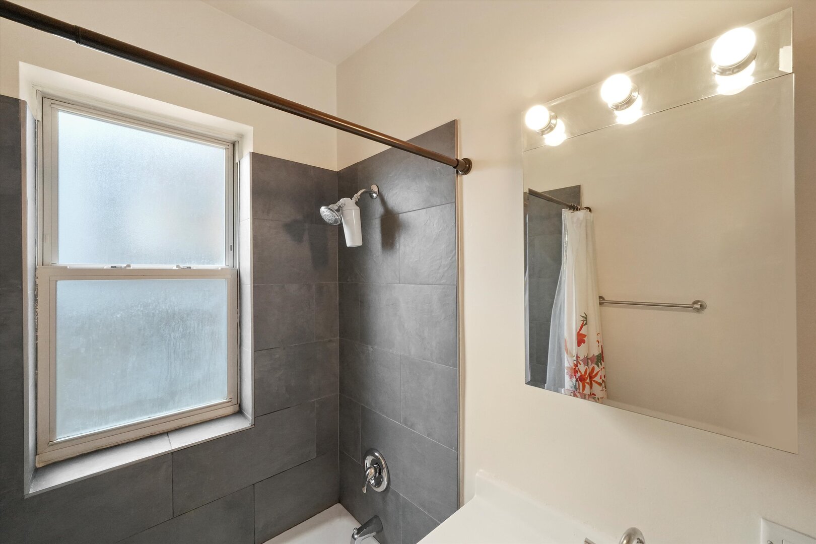 4502 N Sacramento Avenue Unit: 2