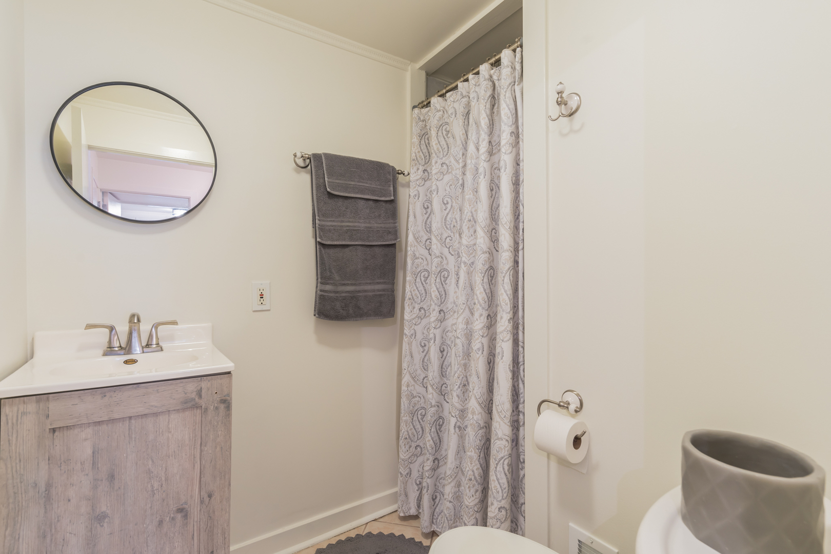 2729 N RACINE Avenue Unit: N