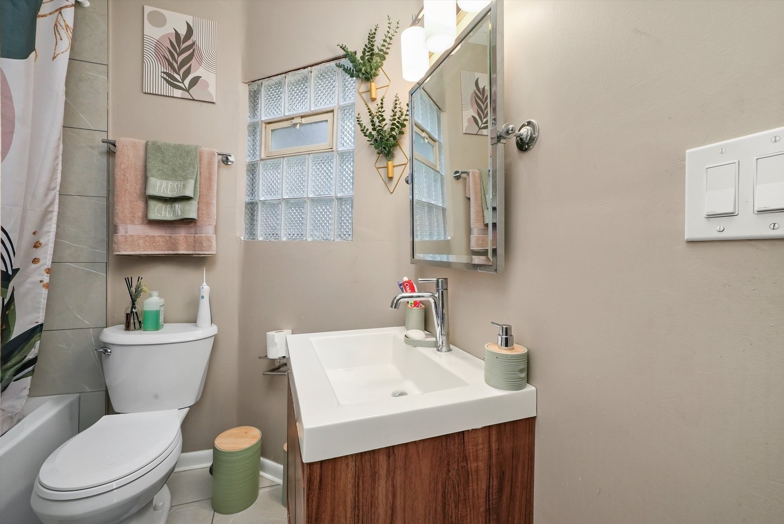 2345 W Grenshaw Street