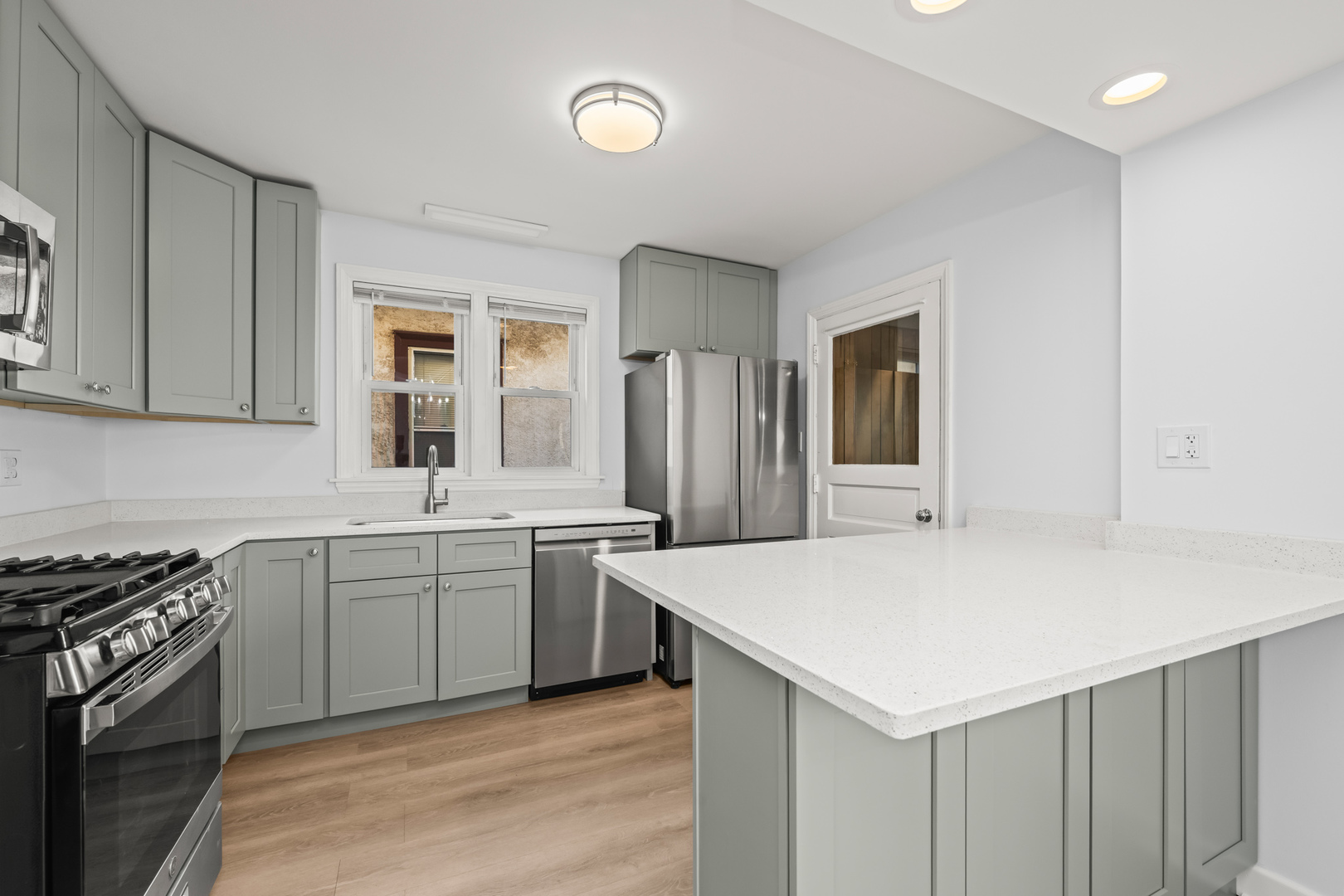 5846 N Rockwell Street