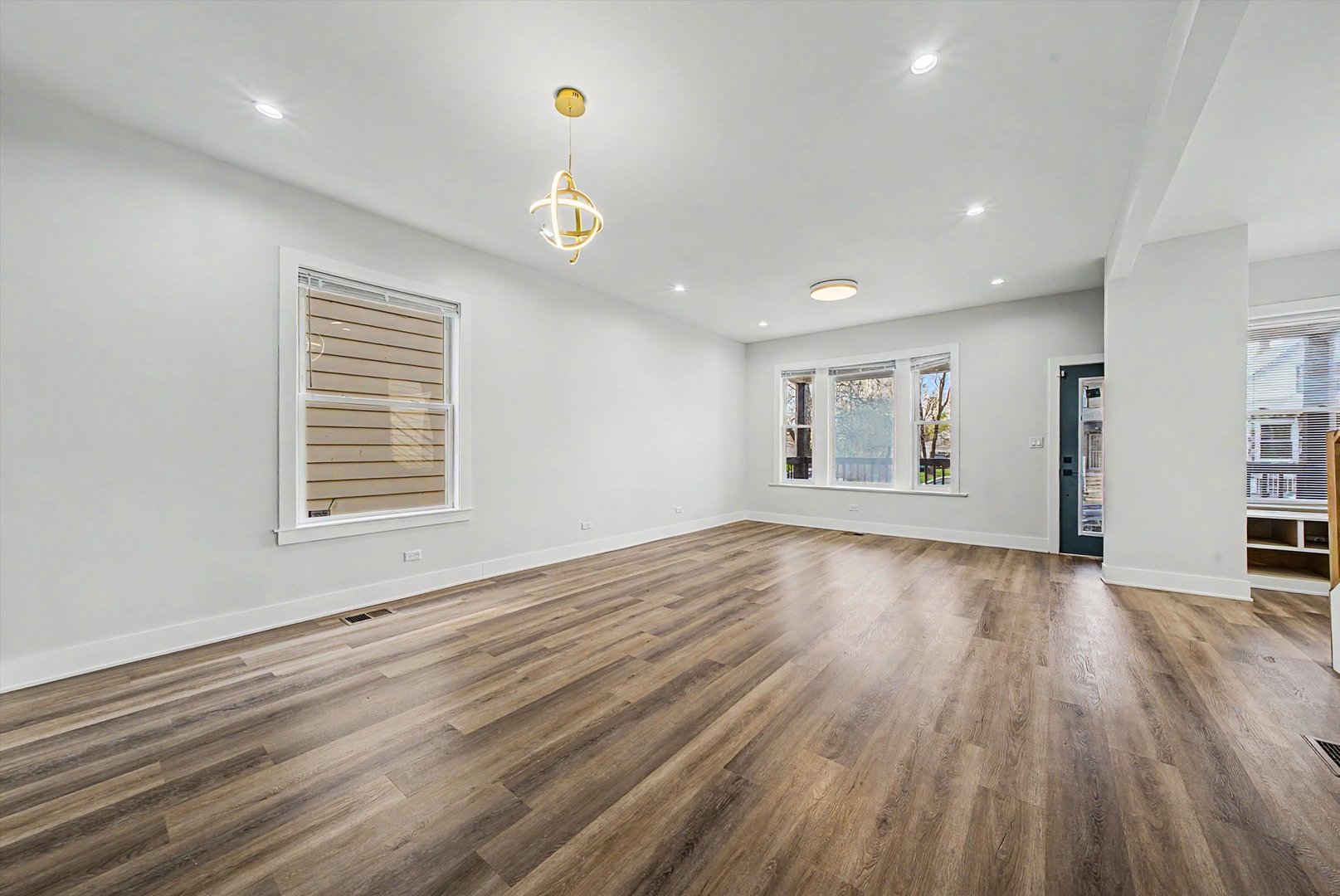 6517 S Winchester Avenue