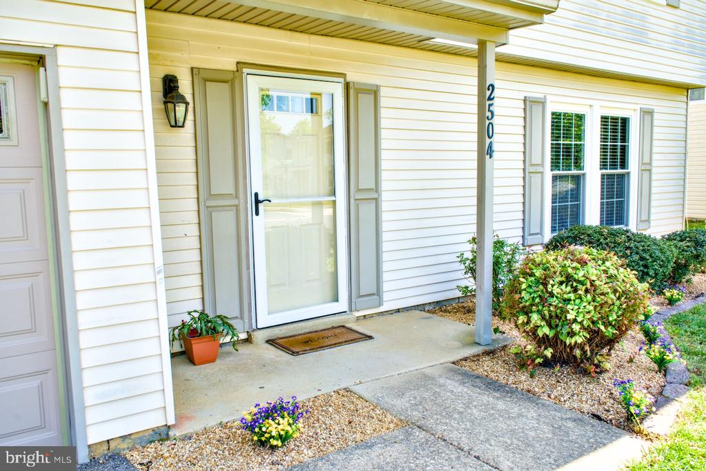 2504 SYMPHONY LANE