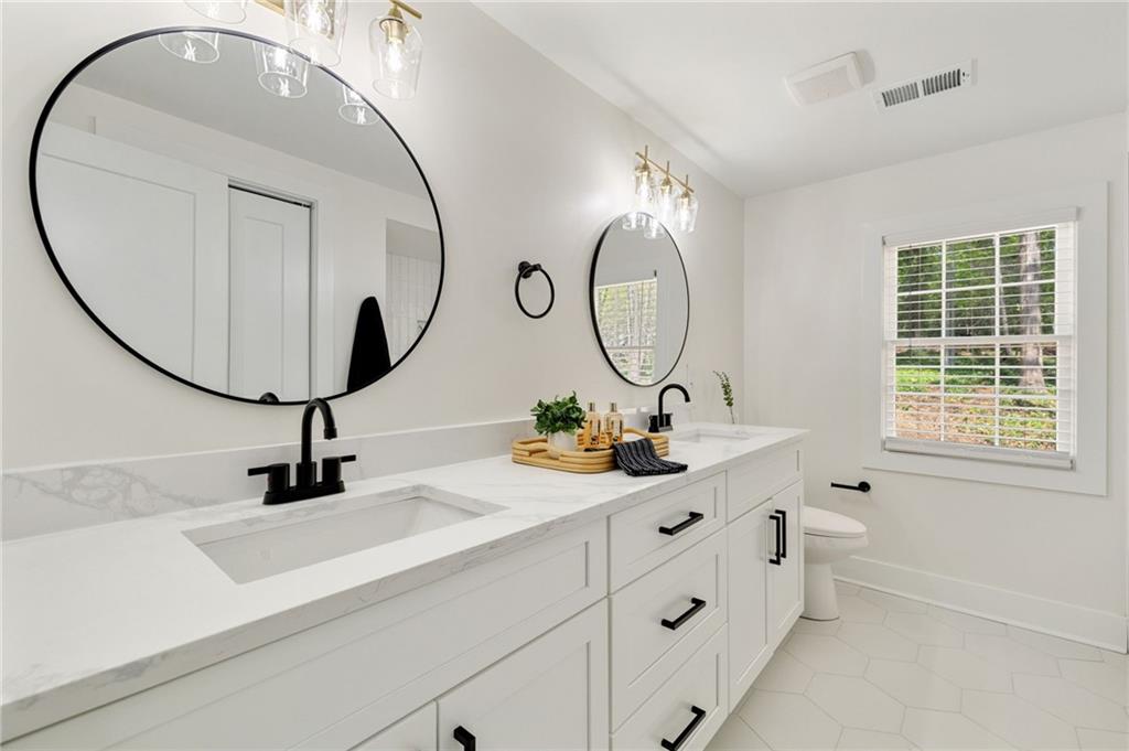 220 Hobnail Court SE