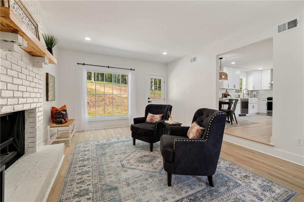220 Hobnail Court SE