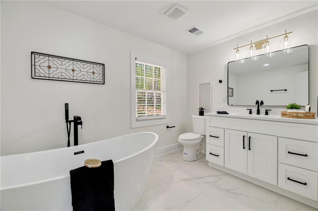 220 Hobnail Court SE