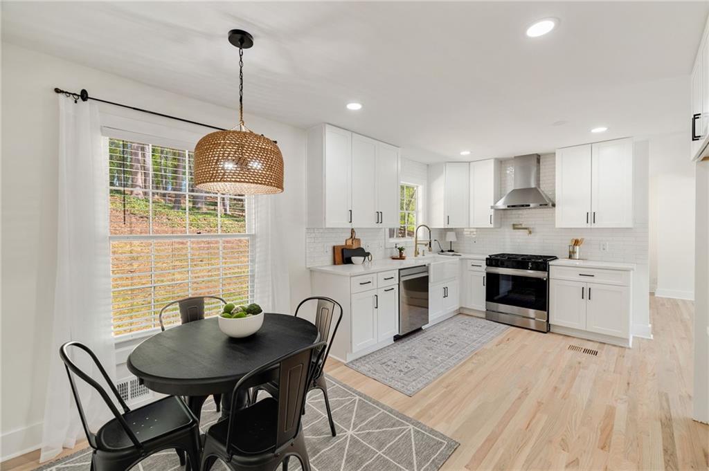 220 Hobnail Court SE