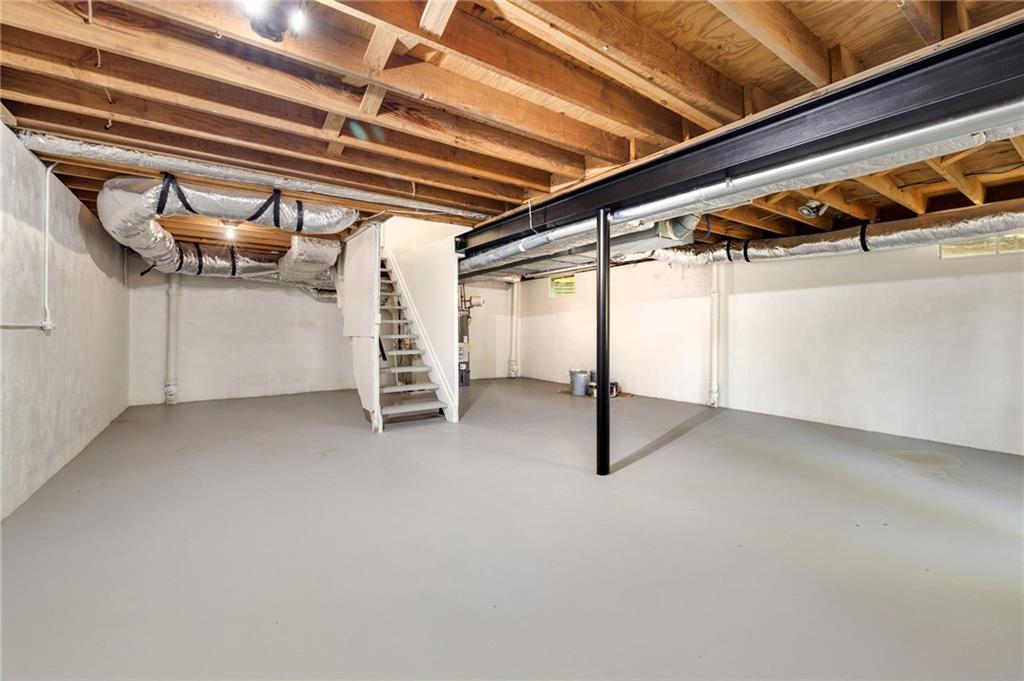 220 Hobnail Court SE