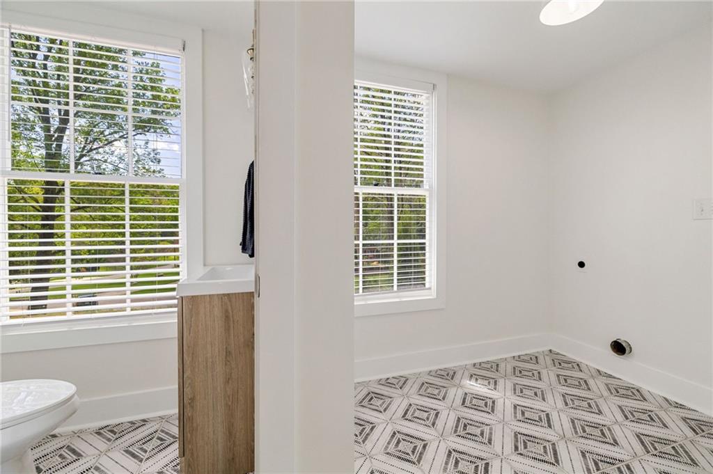 220 Hobnail Court SE
