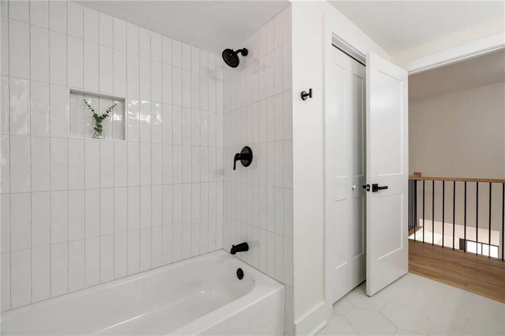 220 Hobnail Court SE