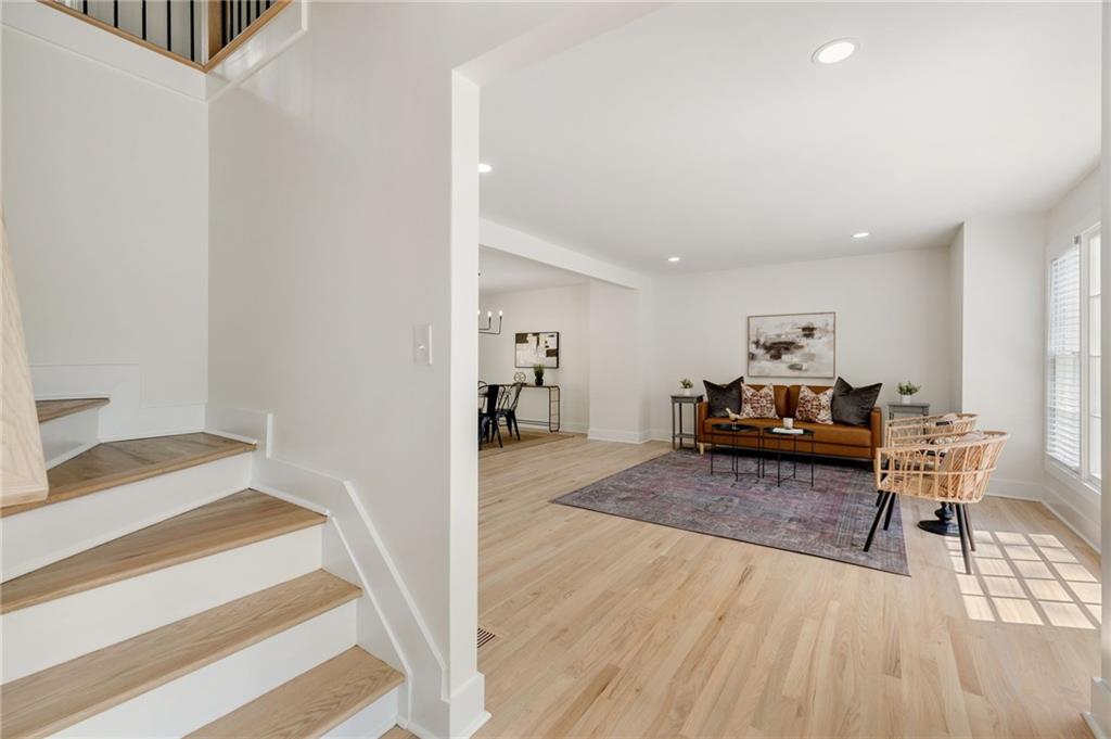 220 Hobnail Court SE