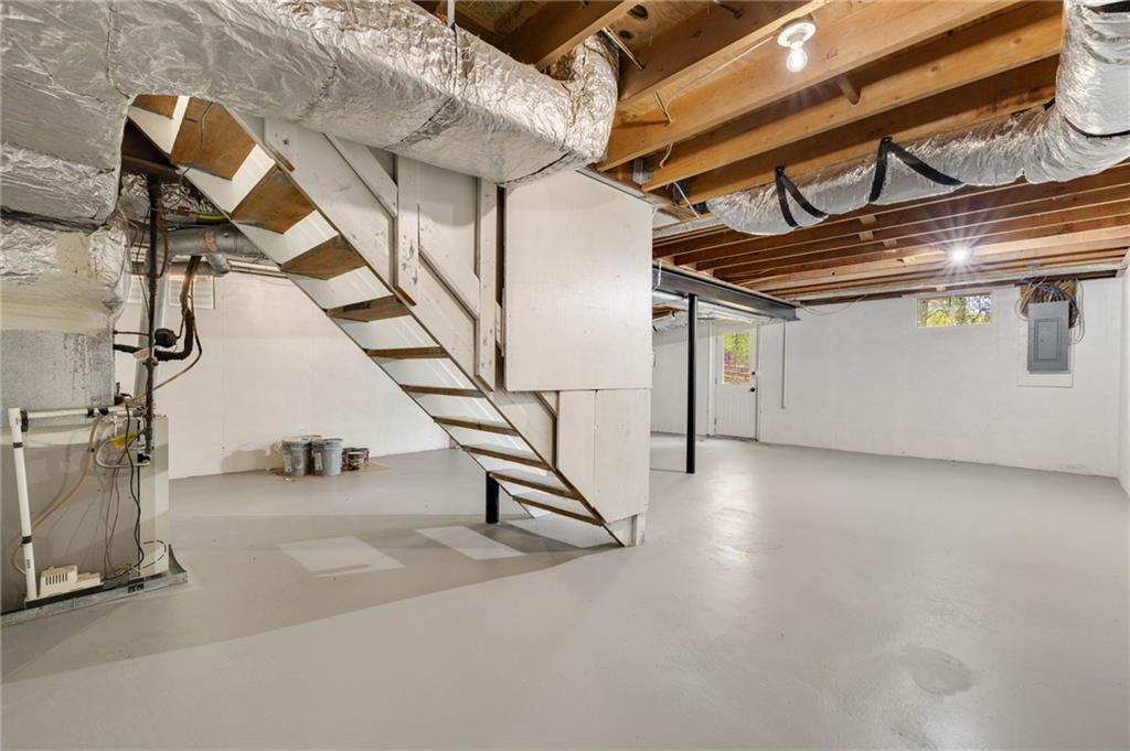 220 Hobnail Court SE