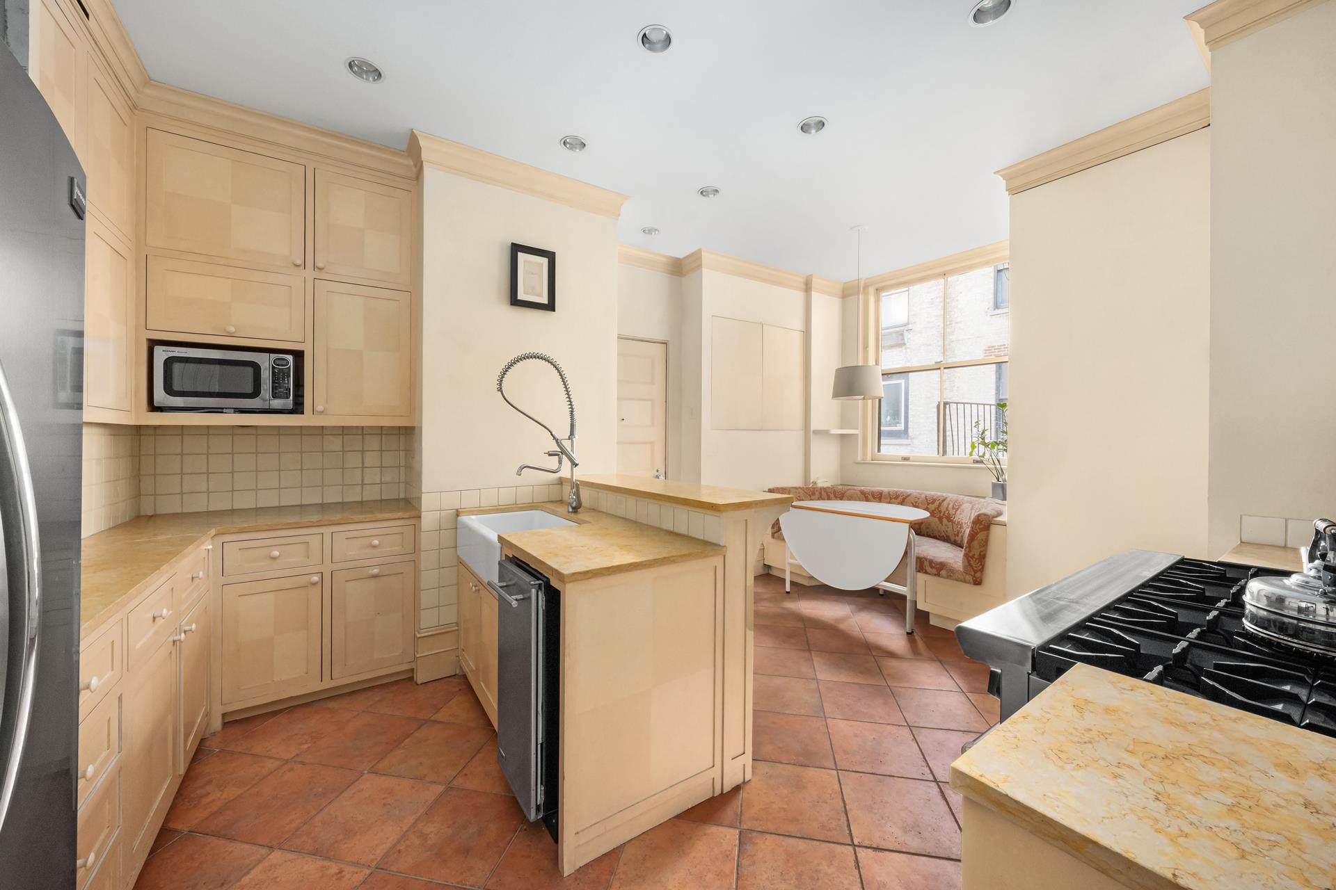 563 PARK Avenue 11E