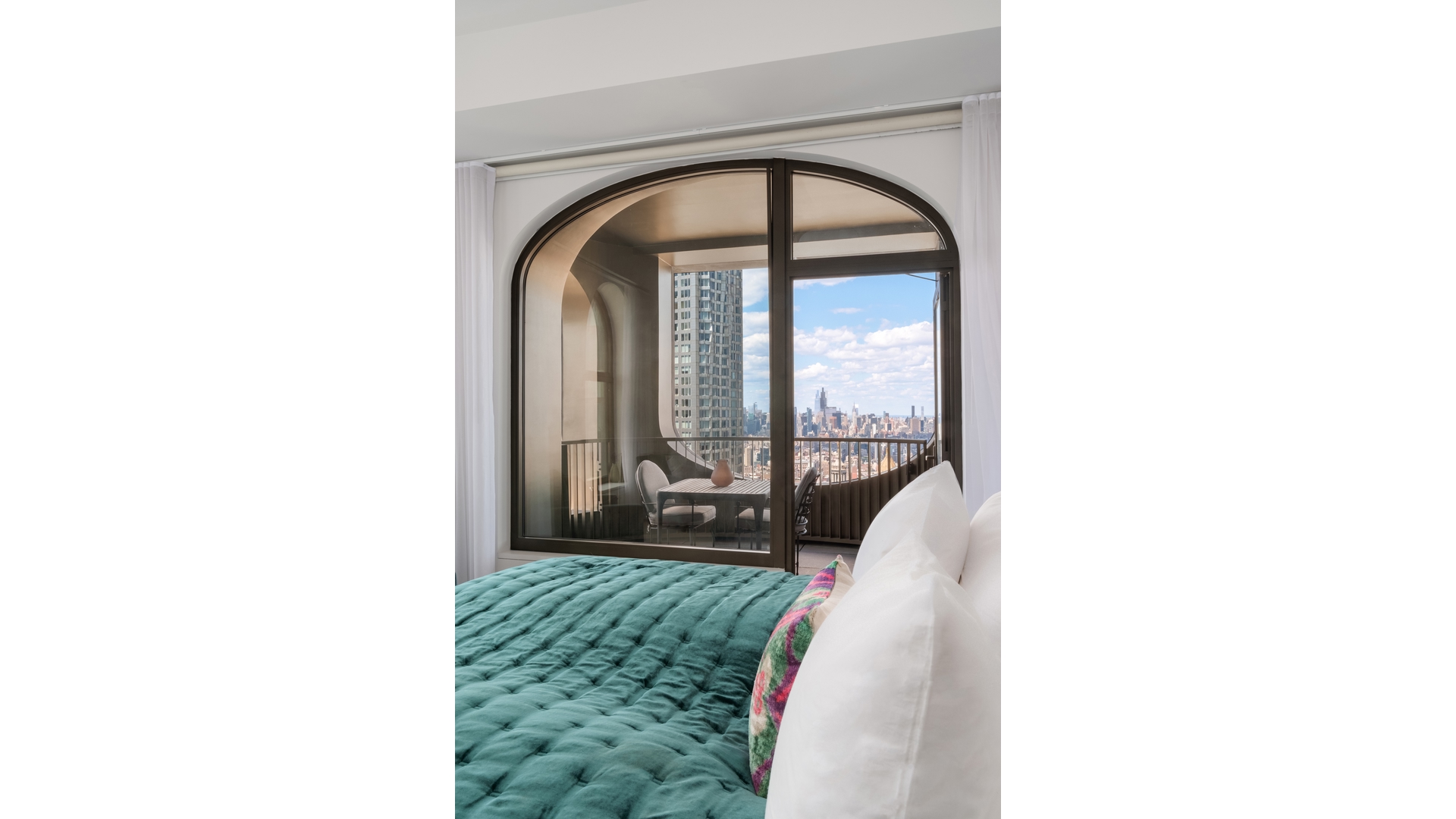 130 WILLIAM Street PH62A