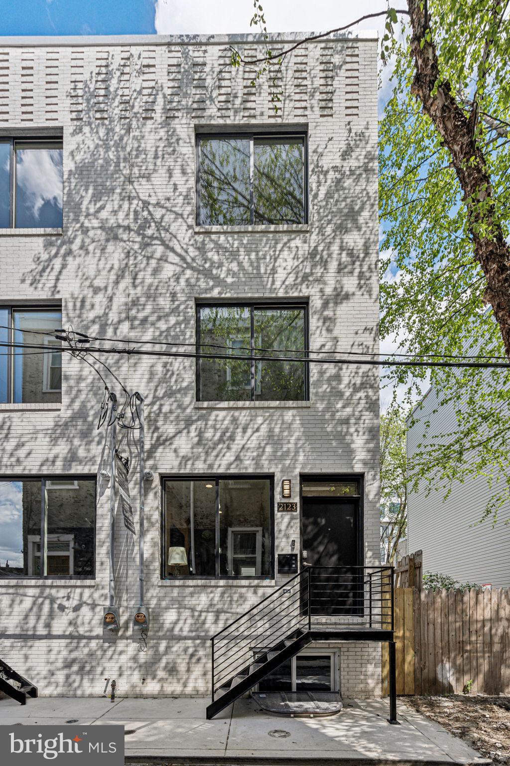 2121 E Dakota St