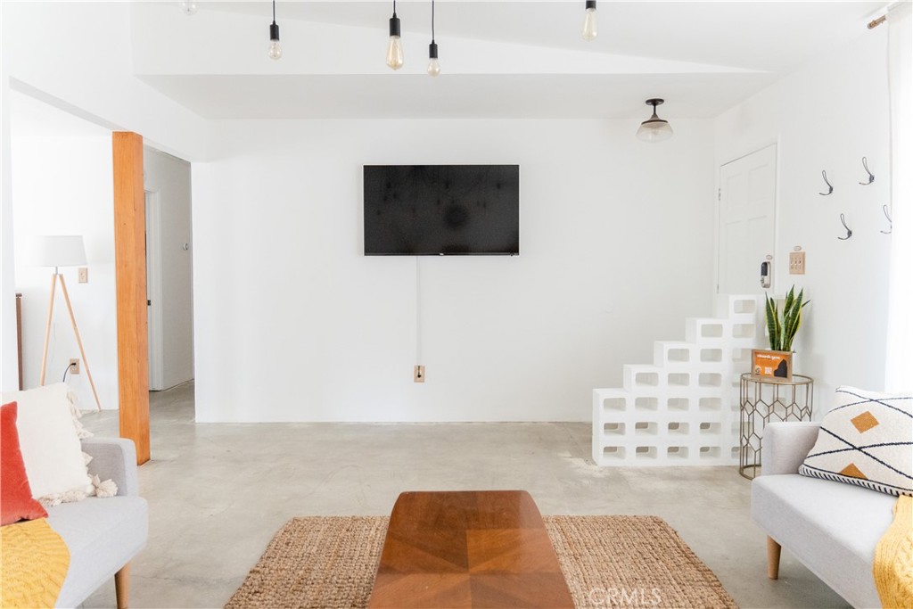 7728 Victor Vista Ave