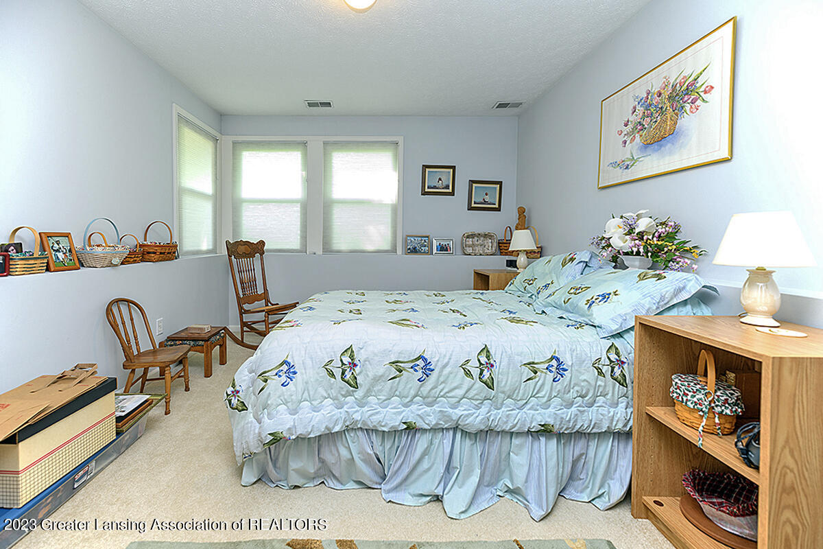 1140 W Maide Marians Court