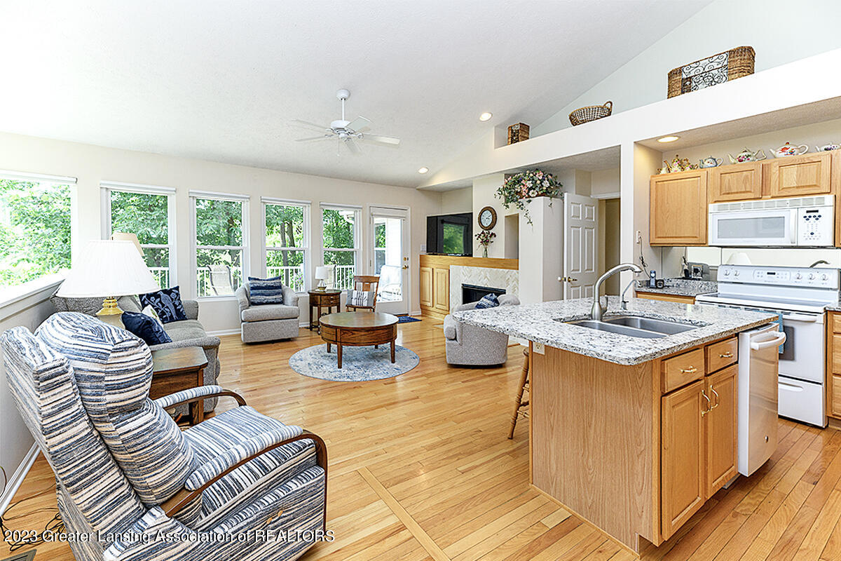 1140 W Maide Marians Court