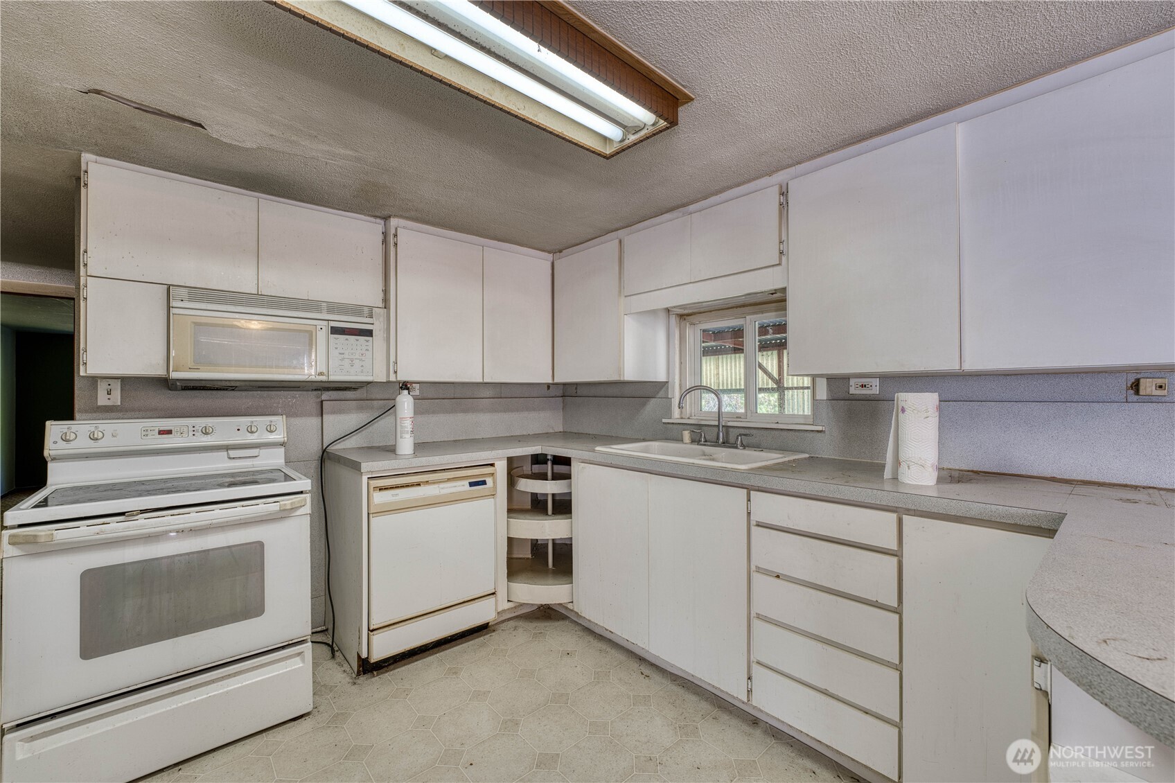 6015 Whitmore Drive NW