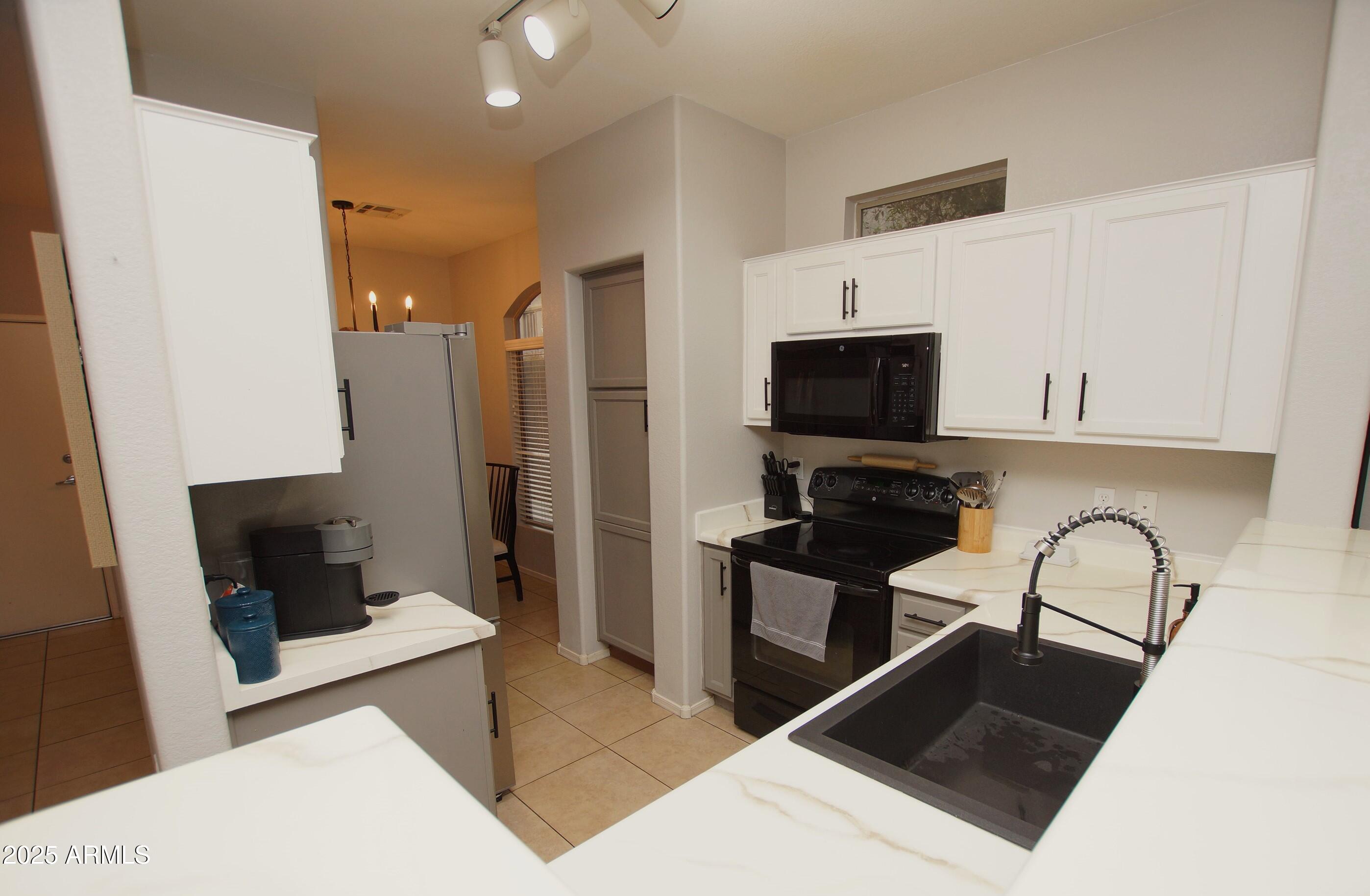 2150 W ALAMEDA Road, 1037