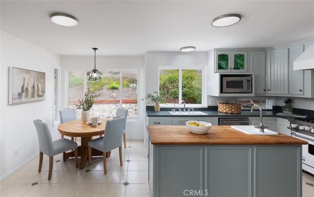 115 E Avenida De Los Lobos Marinos