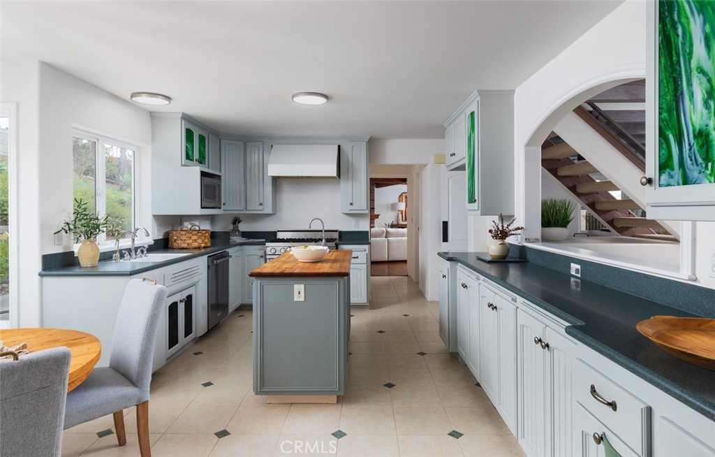 115 E Avenida De Los Lobos Marinos