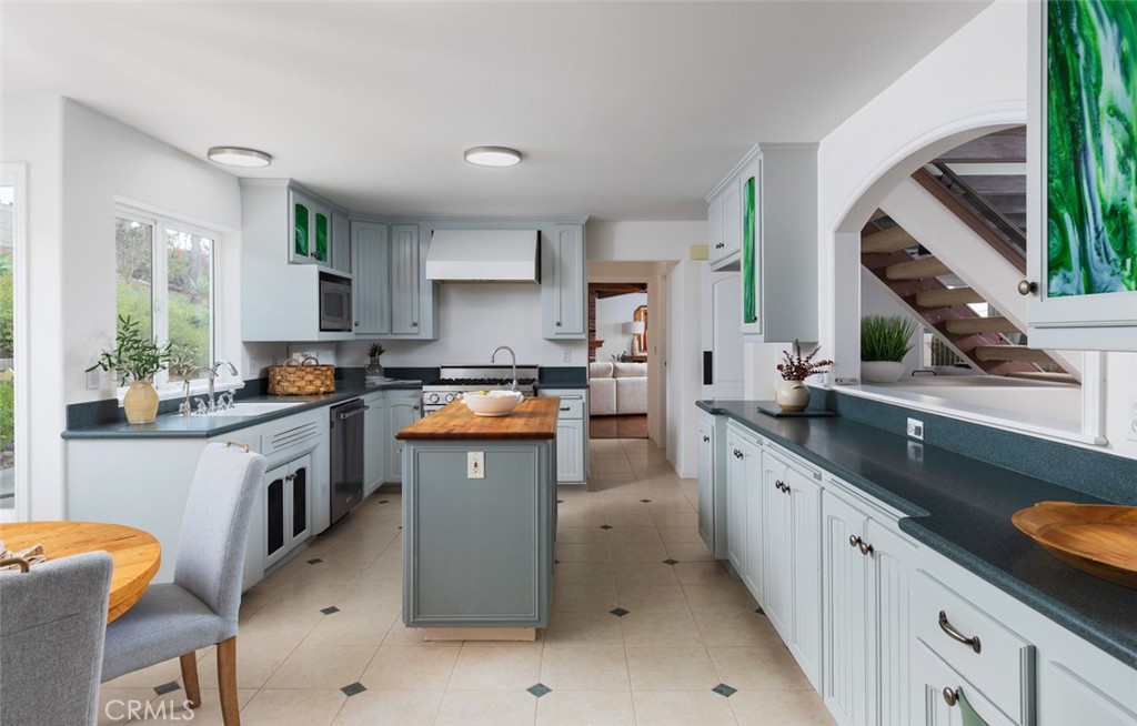 115 E Avenida De Los Lobos Marinos