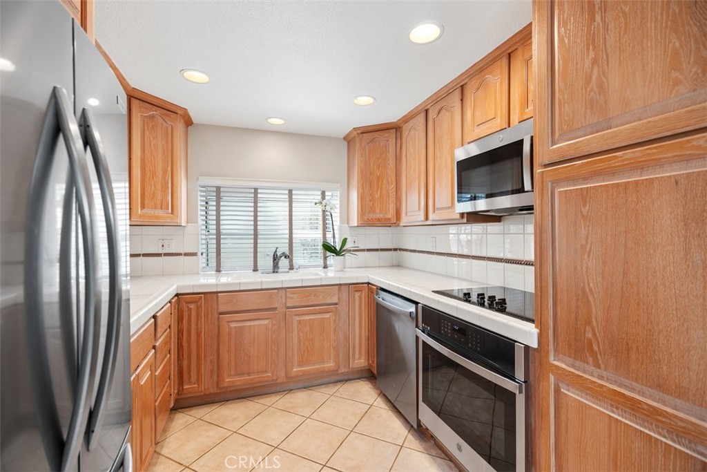 2245 Via Mariposa E B