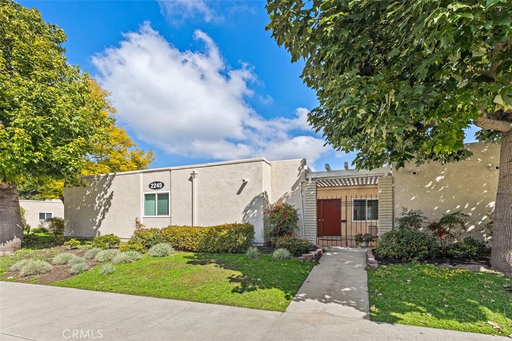 2245 Via Mariposa E B