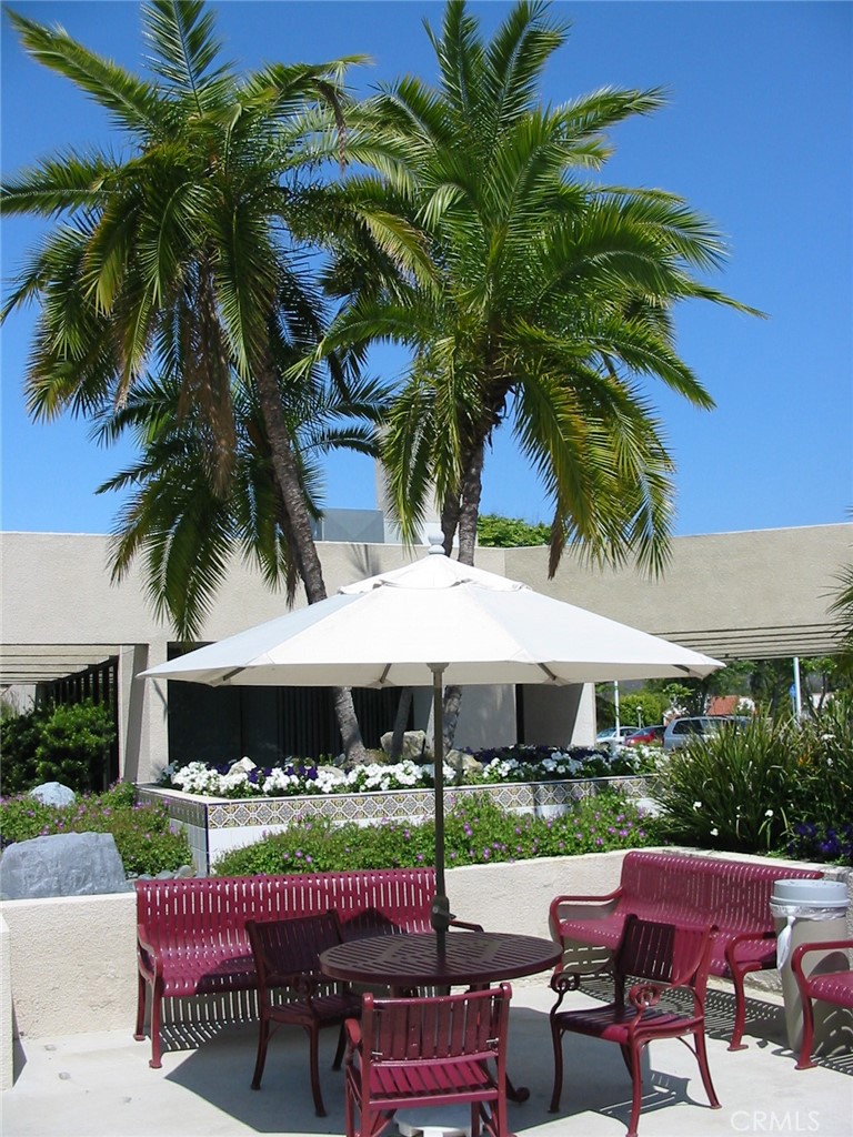 2245 Via Mariposa E B