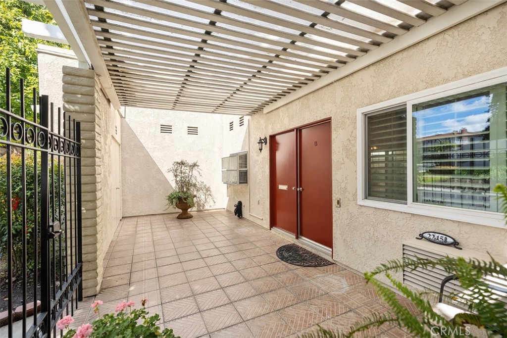 2245 Via Mariposa E B