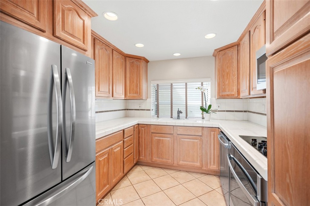 2245 Via Mariposa E B