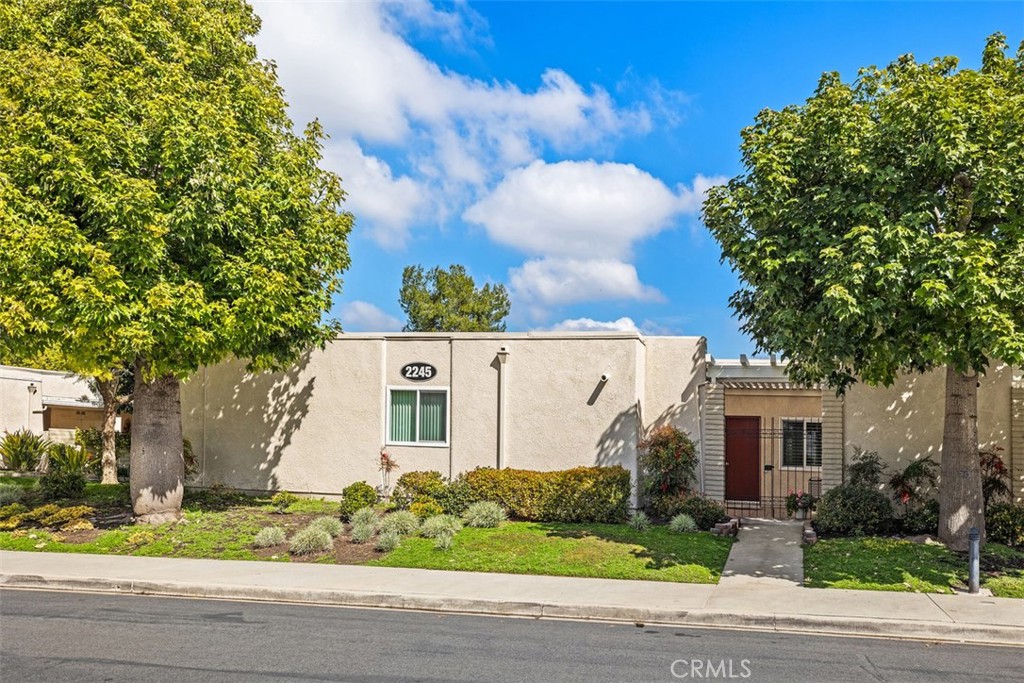 2245 Via Mariposa E B