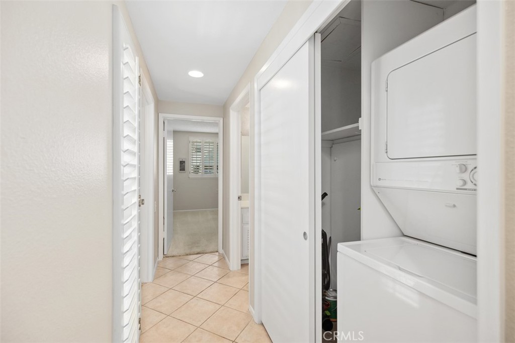 2245 Via Mariposa E B