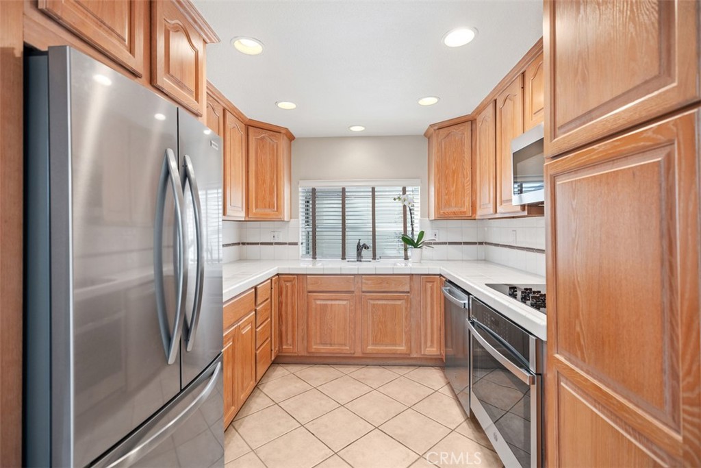 2245 Via Mariposa E B