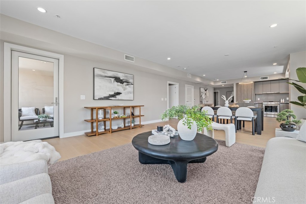 39 S Los Robles Avenue 6020