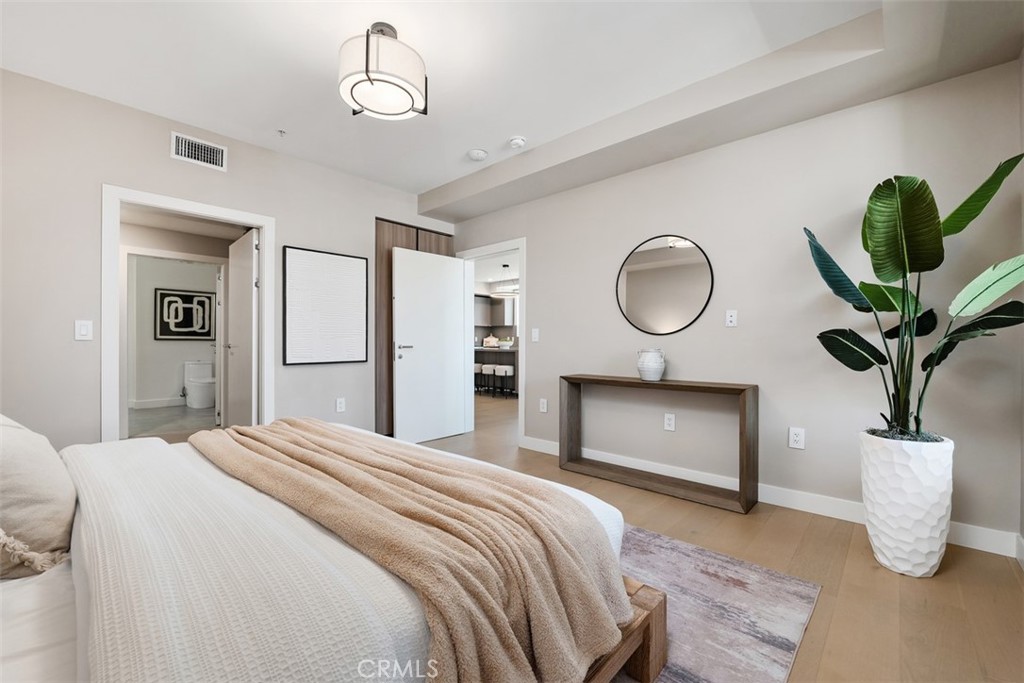 39 S Los Robles Avenue 6020